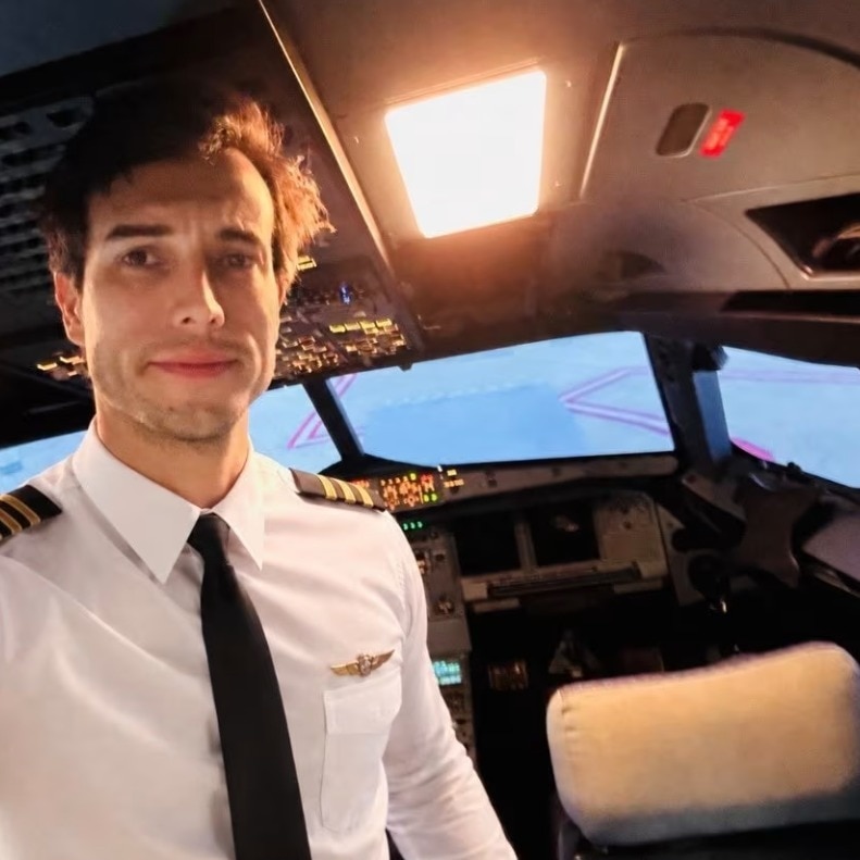 Flight instructor jumps to death from plane mid-training, student lands safely
