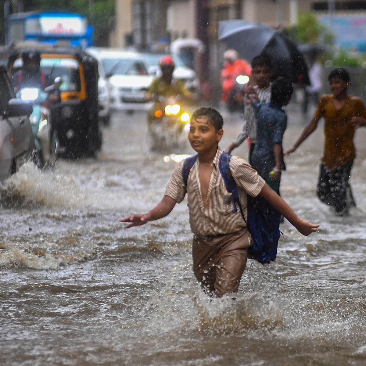 Heavy rain batters Mumbai, several roads waterlogged; rail traffic affected