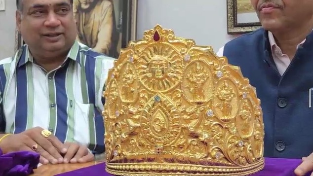 অন্ধ্র ভক্তের শিরডি সাই বাবাকে ১.০৩ কোটি টাকার সোনার মুকুট উপহার