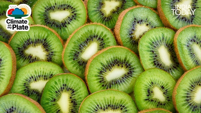 Sliced kiwis are seen on display at a store. (Photo: Getty)