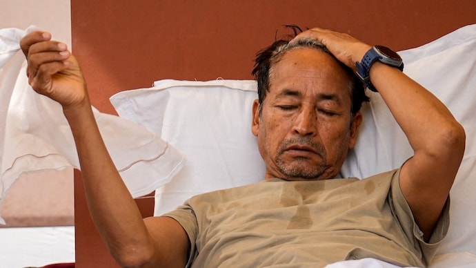 सोनम वांगचुक सफदरजंग अस्पताल से डिस्चार्ज कर मेदांता ले जाया जा रहा है. (Photo: PTI)