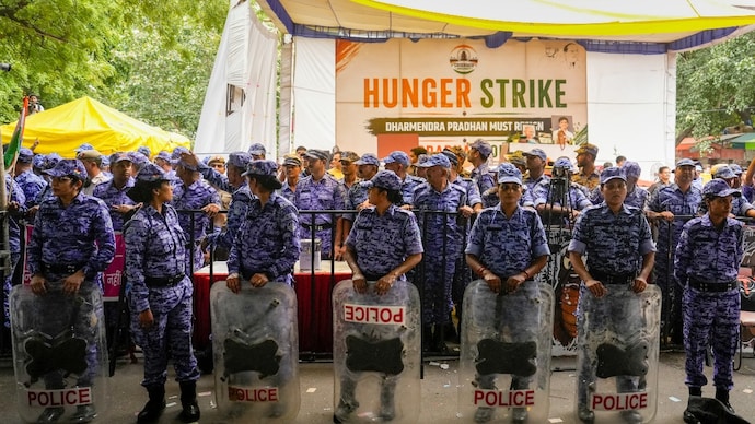 sonam wangchuk safdarjung hospital forcefully taken away delhi jantar mantar protest site why bhook hartal india us uk palestine do not follow pattern ending different ways abhijit dipke neet ug paper leak dissent parliament march sansad chalo