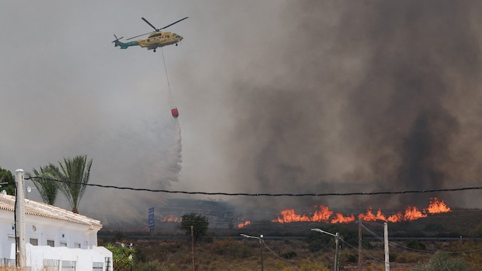 A firefighting helicopter dumps water amid deadly wildfires affecting Almeria province, in Los Gallardos, Almeria, Spain. (File Photo: Reuters)