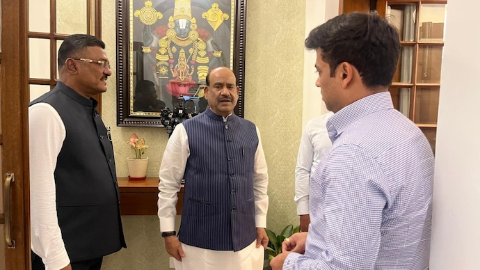 SS UBT rebels meet speaker
