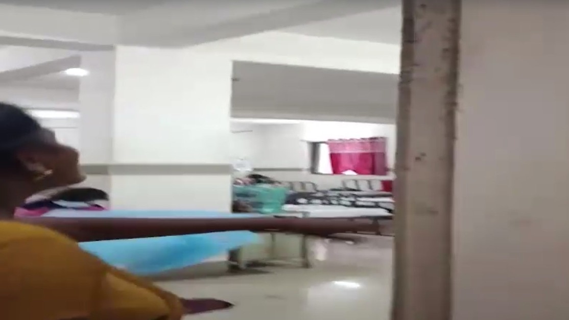 तेलंगाना: सरकारी अस्पताल में खड़े-खड़े डिलीवरी, नवजात के सिर में आई गंभीर चोट