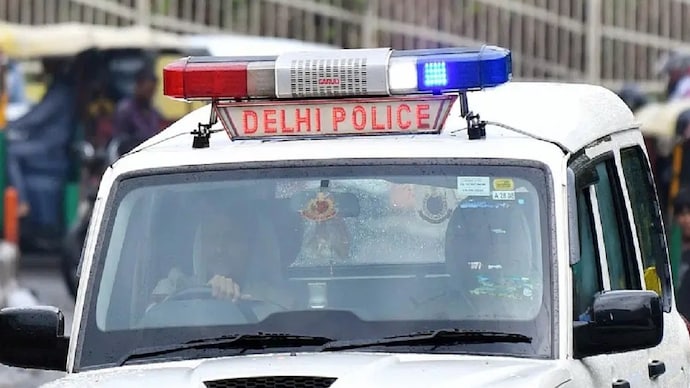 The case centres on the death of a long-time street vendor after an alleged assault near the AIIMS Metro station, with police saying the accused was caught at the scene and a murder case has been registered.