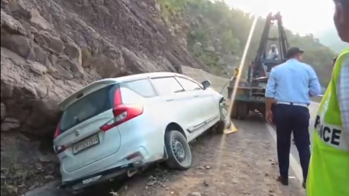6 Amarnath pilgrims injured as vehicle overturns on Jammu-Srinagar highway