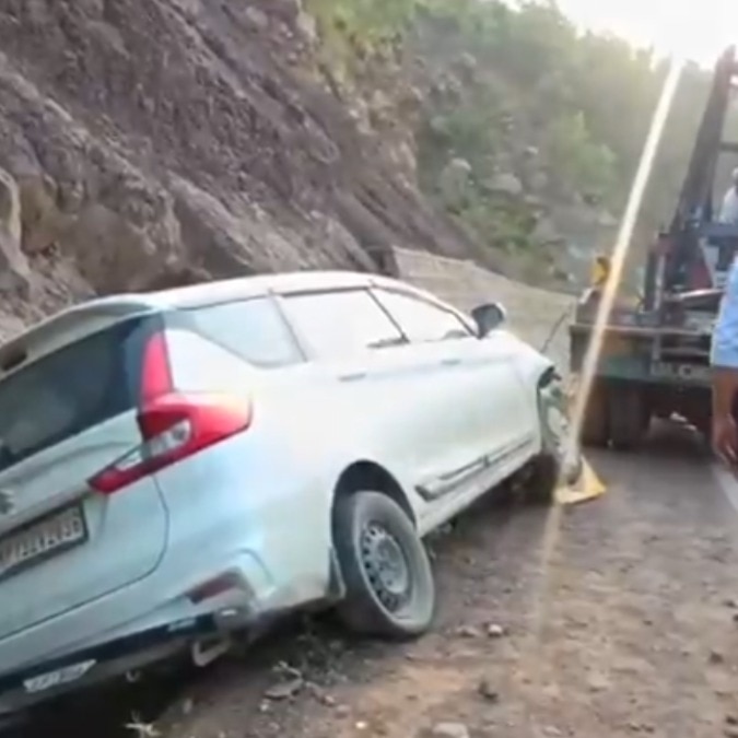 6 Amarnath pilgrims injured as vehicle overturns on Jammu-Srinagar highway