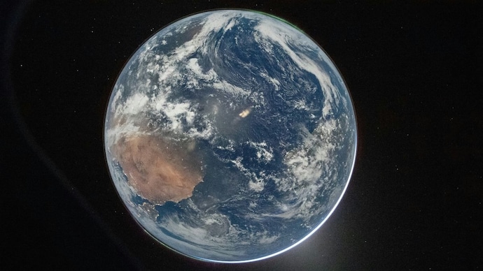 This near-global sunlight moment recurs daily for about 60 days. (Photo: Nasa)