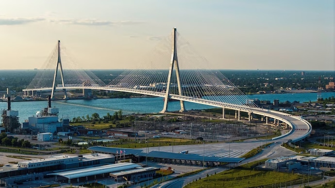 The tariffs are expected to escalate trade tensions between the two neighbours. (Credits: Reuters) US Canada Bridge