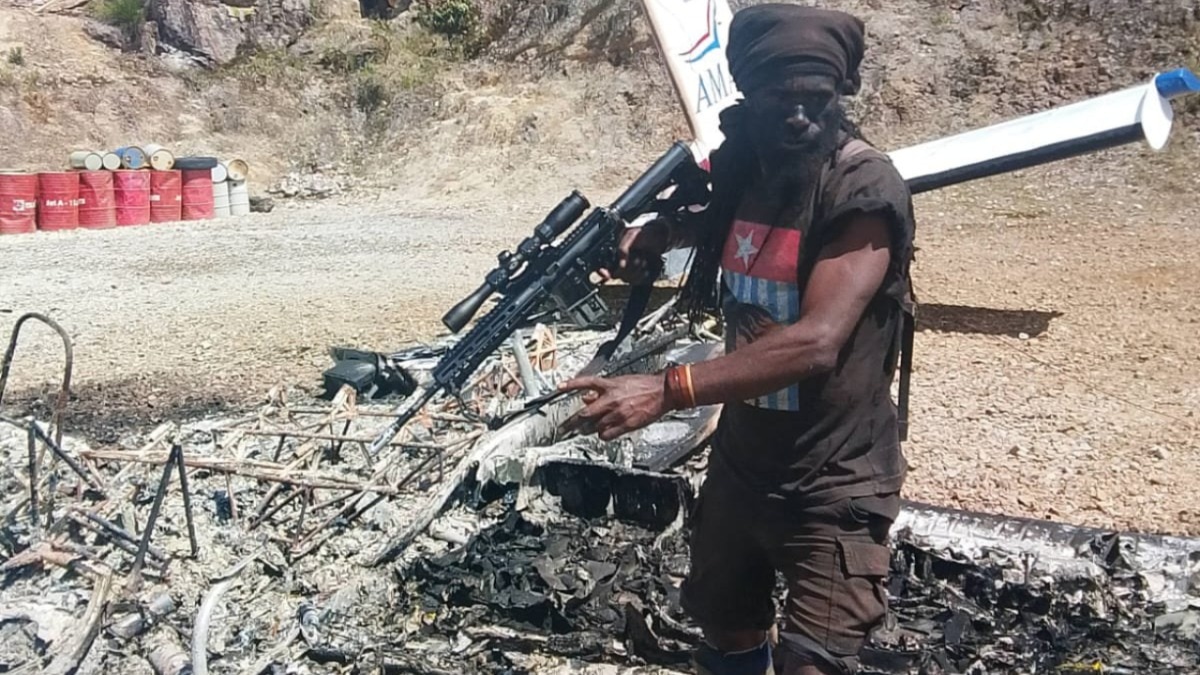 Separatist rebels in Papua kill American pilot and torch civilian plane, citing a “message”