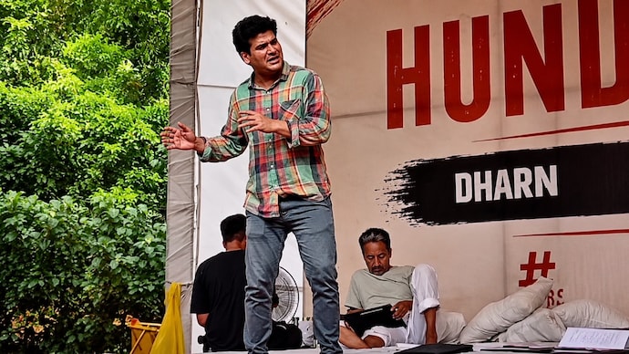 Vijeta Dahiya dances next to activist Sonam Wangchuk on a stage at New Delhi's Jantar Mantar. (AI enhanced image/screengrab)