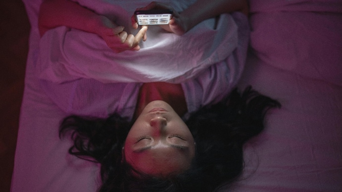 Why you keep delaying bedtime even when you're exhausted, psychology explains