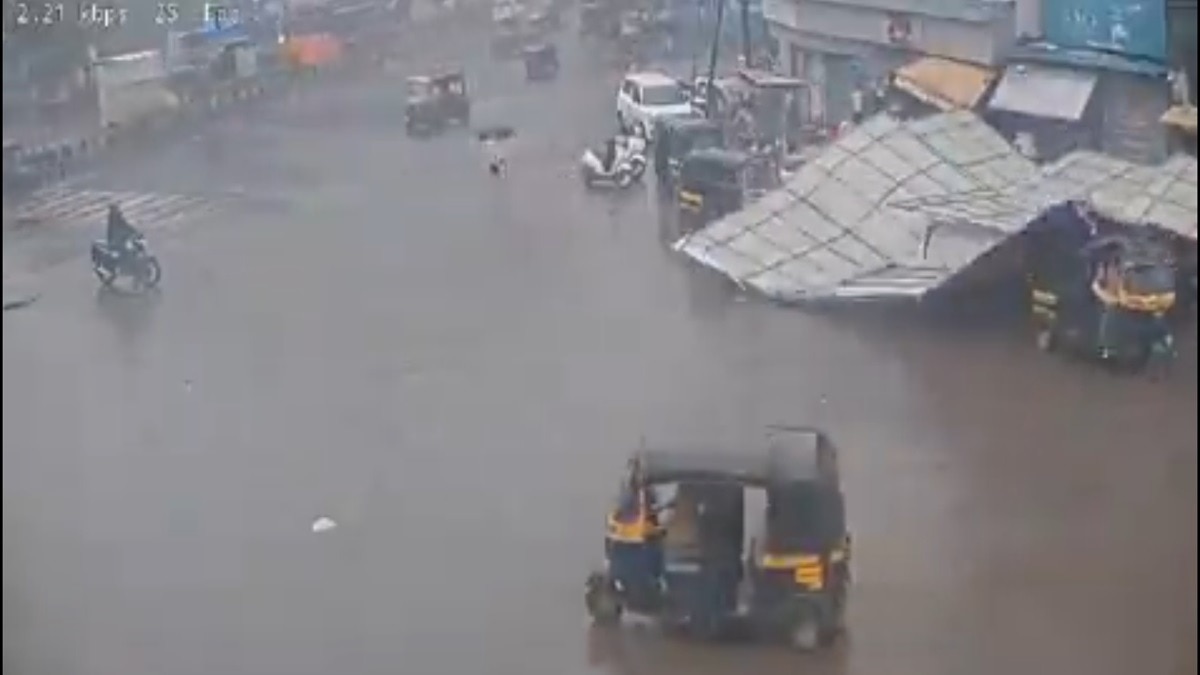 Hoarding collapses in Thane, case registered against ad agency, structural engineer