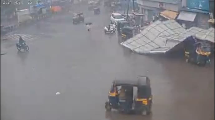 Wooden hoarding collapsed in the middle of the intersection in Thane