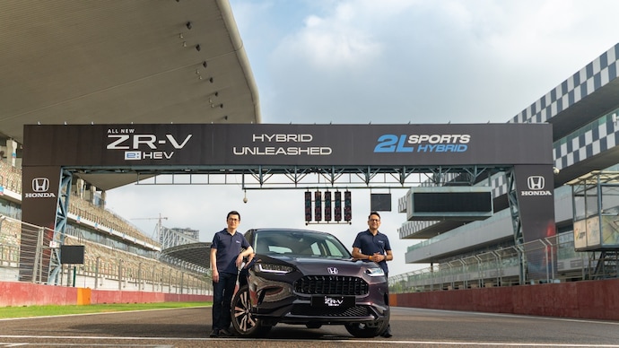 Yujiro Sugino, Director, Marketing and Sales Mr Kunal Behl, Vice President, Marketing and Sales, Honda Cars India with the ZR-V.
