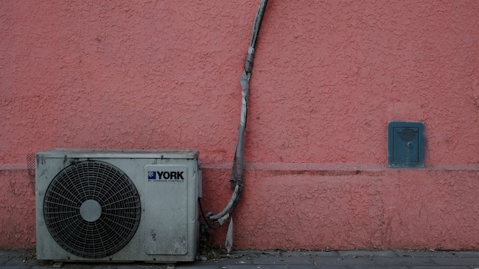 A content creator claims raising her AC temperature from 22°C to 28°C cut her electricity bill by over 60%, but actual savings can vary. (Representative Image: Pexels) A content creator claims raising her AC temperature from 22°C to 28°C cut her electricity bill by over 60%, but actual savings can vary. (Representative Image: Pexels)