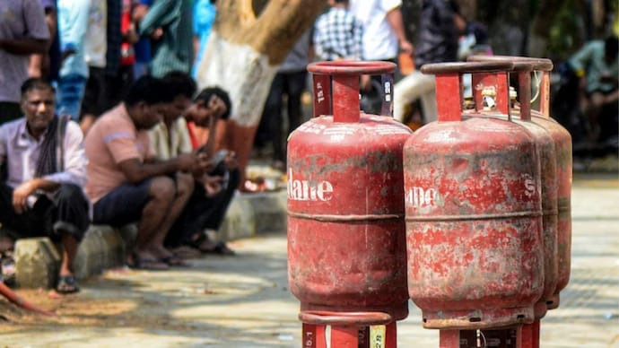 According to the latest revision, the price of a 19-kg commercial LPG cylinder has been cut by Rs 202 in Delhi and Rs 209 in Kolkata.