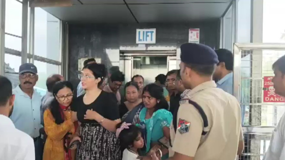 3-hour ordeal at Bengal's Adra station as child, women trapped inside lift
