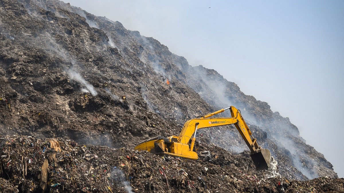 Manohar Lal Khattar reviews Bhalswa landfill, says land to be cleared by Dec 31