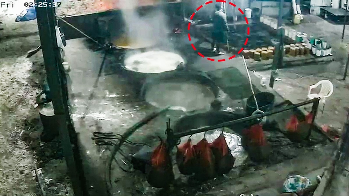 Horror at Maharashtra factory, worker falls into boiling jaggery cauldron; dies