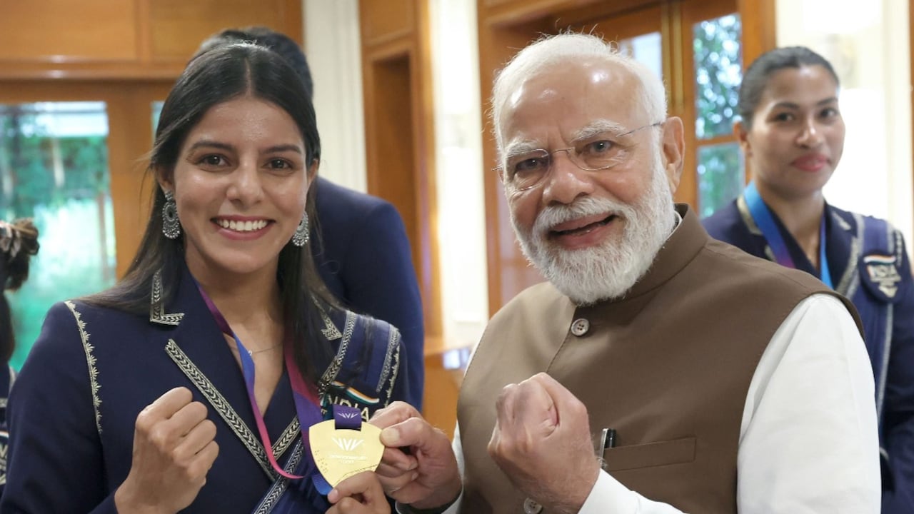 Jo khelega woh khilega, always cheer for Bharat: PM Modi meets India's CWG medallists