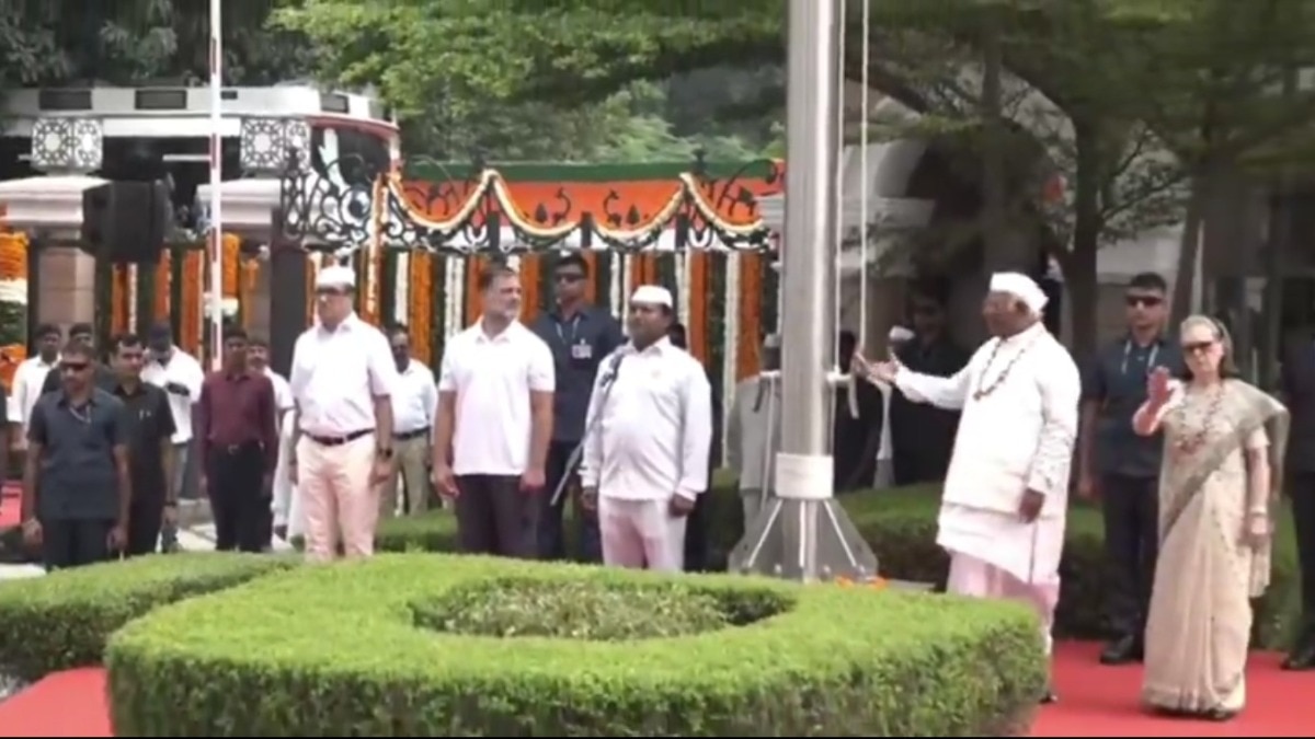 Sonia Gandhi tried to stop Vande Mataram rendition at I-Day event? Congress reacts