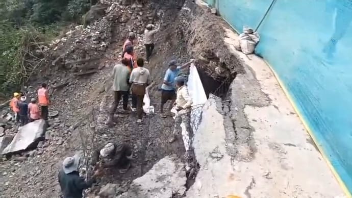 Repair work underway on the damaged stretch of the Mussoorie-Dehradun road. (Source: ITG)
