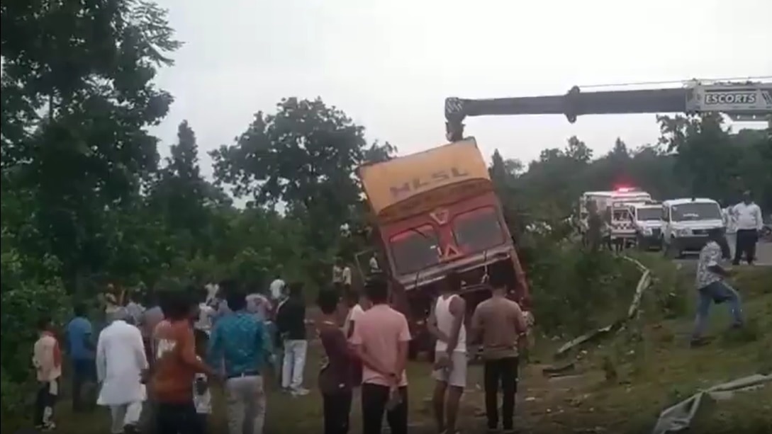 7 killed as auto-rickshaw collides head-on with container truck in Jharkhand