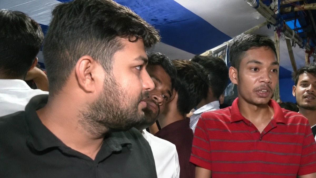 At 19 and 32, two friends fight for the same exam and the same paper leak