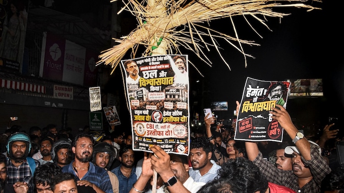Demonstrators during an effigy-burning protest against Jharkhand Chief Minister Hemant Soren over the Jharkhand High Courts stay order on the Combined Graduate Level (CGL) examination, at Albert Ekka Chowk, in Ranchi, Jharkhand. (Photo: PTI) jharkhand protests