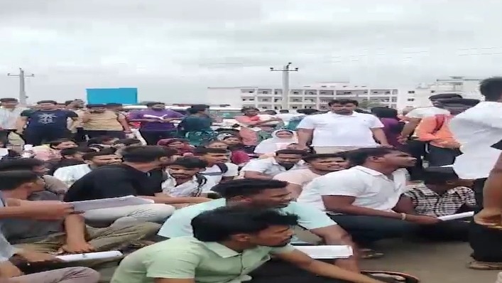 Aspirants push past barricades amid chaos at Karnataka police exam centre