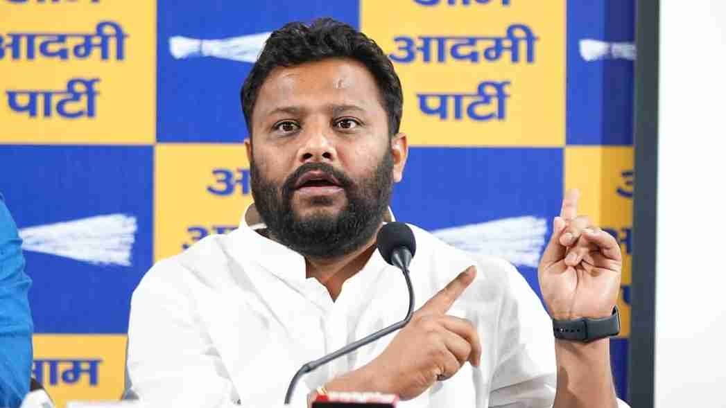 आम आदमी पार्टी का आरोप: दिल्ली पुलिस ने विधायक कुलदीप कुमार का 'अपहरण' किया