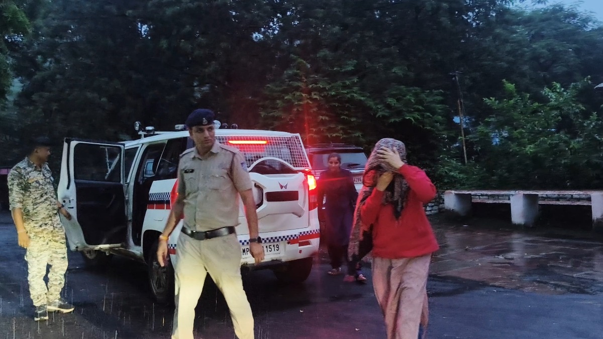 Brother-sister duo pose as fake IAS officers, dupe people of Rs 9.8 lakh