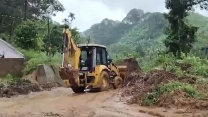 More landslides were reported from the hilly areas of Pathanamthitta district.