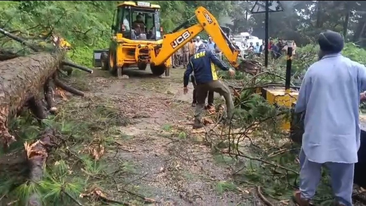 उत्तराखंड में भारी बारिश का कहर: भूस्खलन से सड़कें बंद, नदियों का जलस्तर बढ़ा