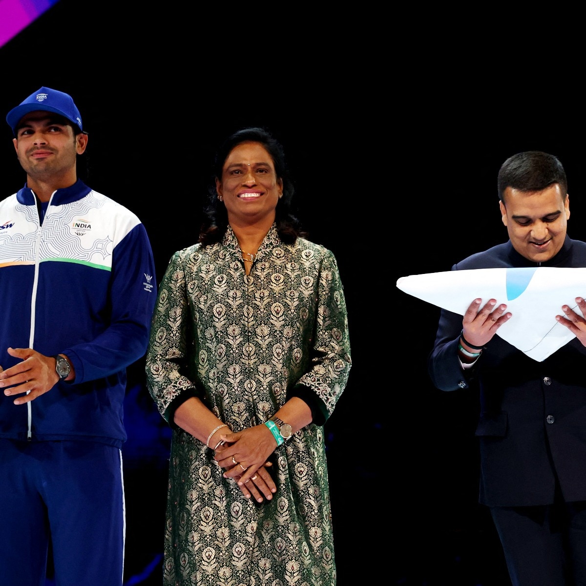 India receive CWG flag, baton passed to Amdavad in stunning closing ceremony