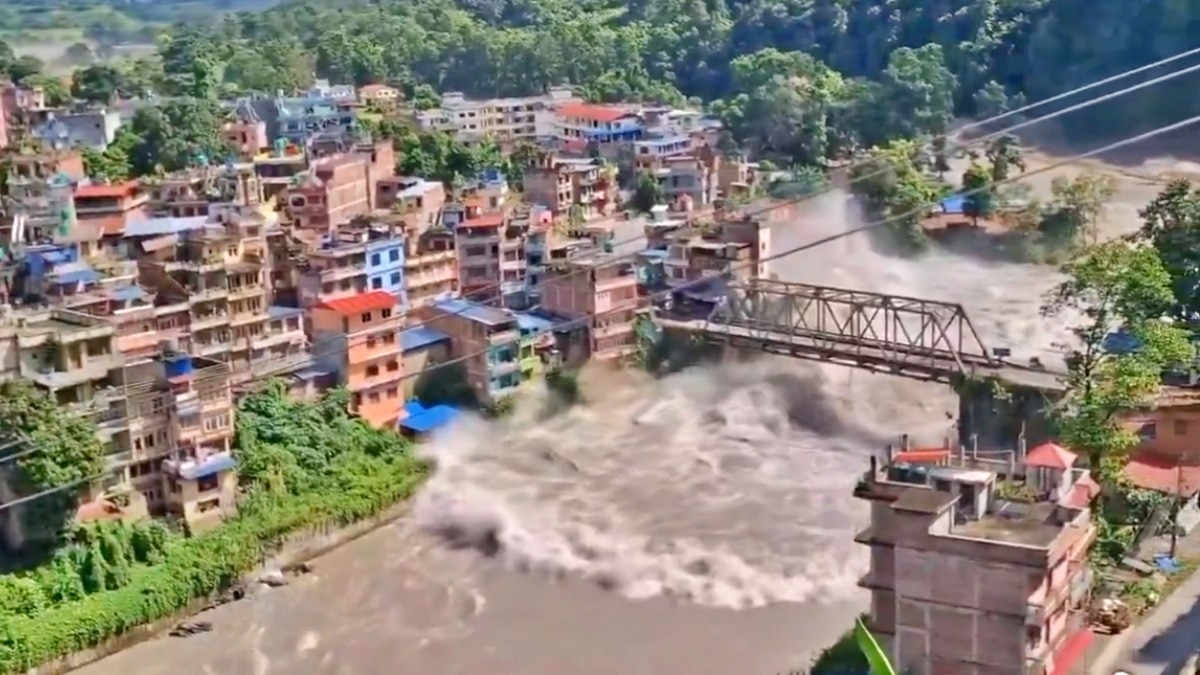 फ्लैश फ्लड क्या है और नेपाल इसके प्रति इतना संवेदनशील क्यों है?