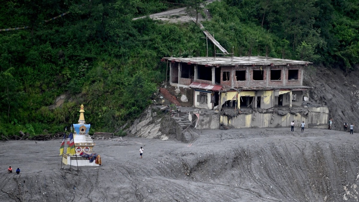 Nepal flood toll jumps to 903, race to free hundreds trapped in hydropower tunnels