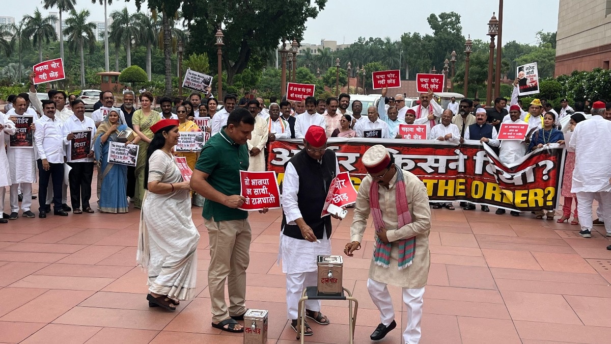 Priyanka Gandhi, Oppn MPs protest over Ram temple donation theft, student crackdown