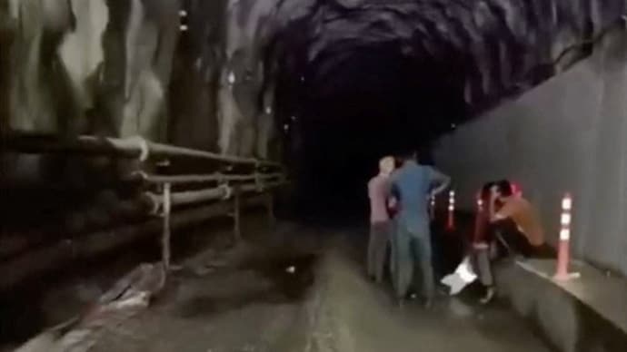 Nepal'in Rasuwa kentinde, ani sel ve toprak kaymasının ardından bir hidroelektrik santralinin tünelinde mahsur kalan insanlar kurtarılıyor.