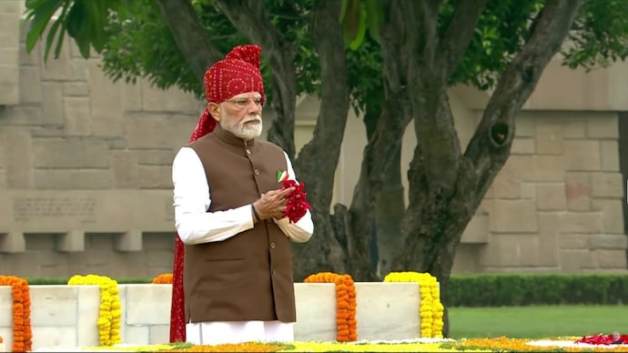 Independence Day 2026: PM Modi stays on tradition, sports Bandhani maroon safa for Independence Day - India Today