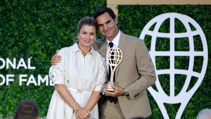 Roger Federer poses with his wife Mirka Federer after being inducted into the International Tennis Hall of Fame (Reuters Photo) Roger Federer and his wife Mirka