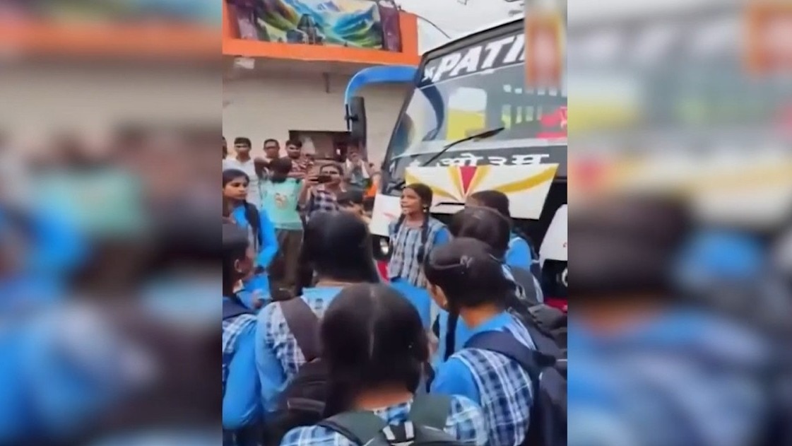 మధ్యప్రదేశ్‌లో బస్సు ఛార్జీల పెంపుపై జెన్ ఆల్ఫా నిరసన, పాఠశాల విద్యార్థినులకు ప్రభుత్వం హామీ ఇచ్చింది