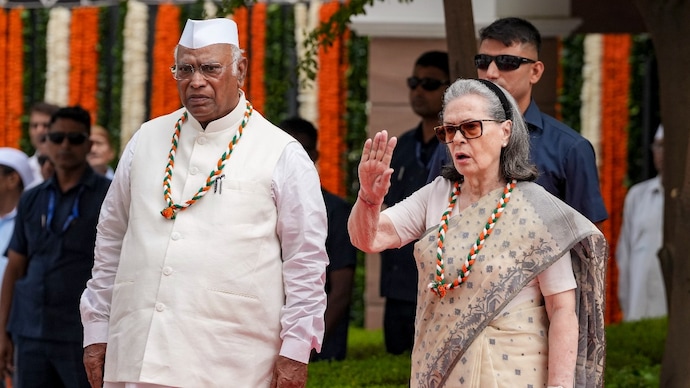 Sonia Gandhi and Congress President Mallikarjun Kharge during the Independence Day celebrations at AICC headquarters in New Delhi. (Photo: PTI)
