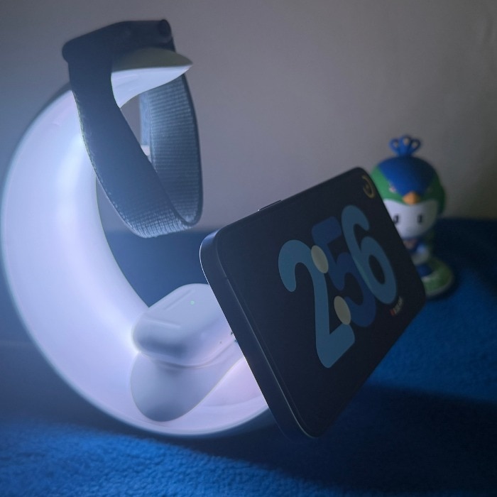 Stuffcool Lumo 4-in-1 review: This little moon can keep iPhone, Watch and AirPods charged