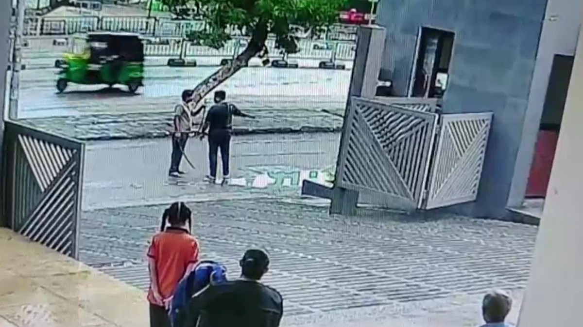 Video: Sword threat over money caught on CCTV, Surat police arrest accused