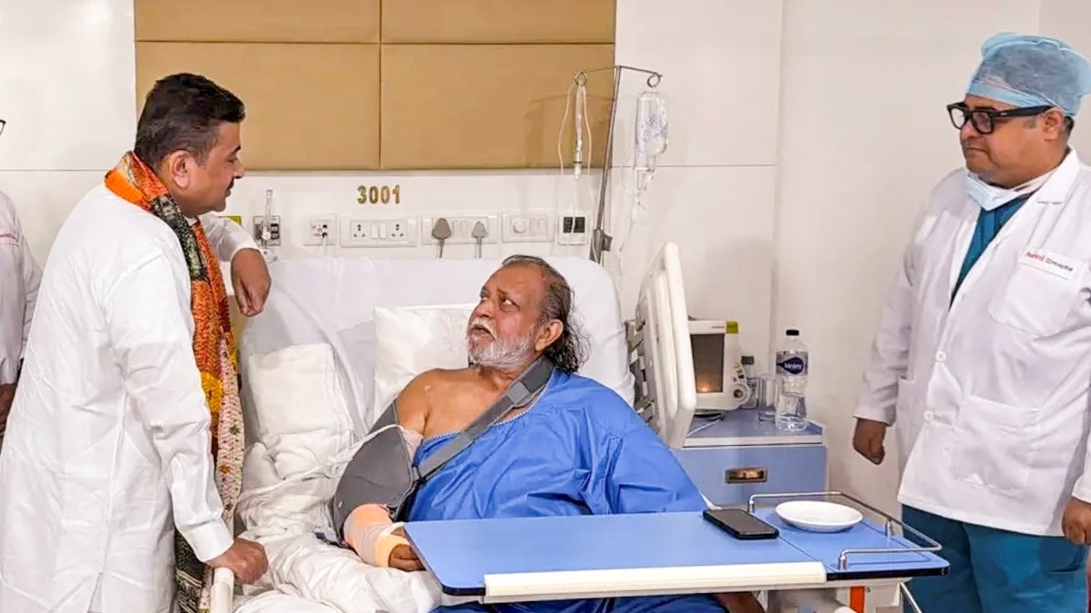 মিঠুন চক্রবর্তী অস্ত্রোপচার সম্পন্ন করেছেন; হাসপাতালে তাঁর সঙ্গে দেখা করতে গেলেন মুখ্যমন্ত্রী