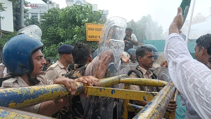 Tejashwi’s Raj Bhavan march: Protesters dance as police water cannons spray them amid heat (Photo: ITG)