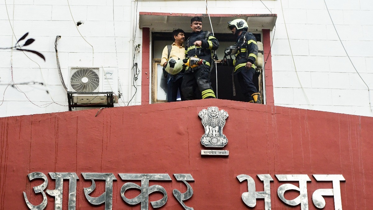 मुंबई के चर्चगेट स्थित आयकर कार्यालय में लगी भीषण आग; दर्जनों लोग बचाए गए